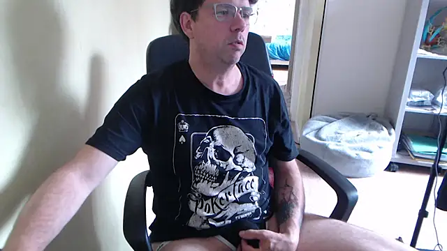 blueandwhite1 online show from April 29, 2026, 2:21 pm