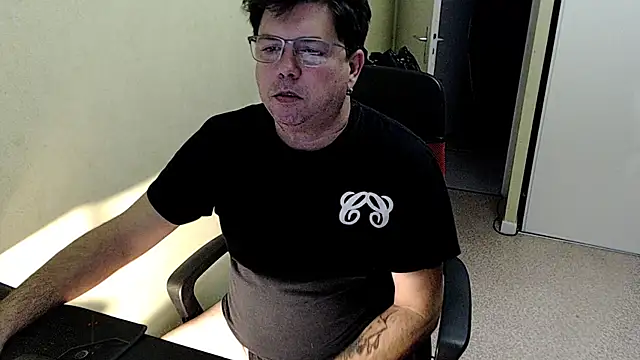 blueandwhite1 online show from December 3, 2025, 8:36 am