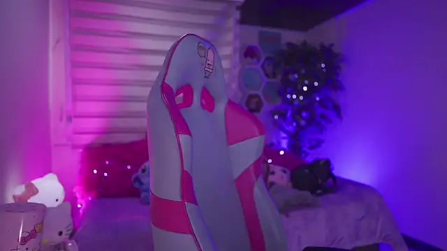  chloe moons  online show from November 5, 2025, 9:40 pm