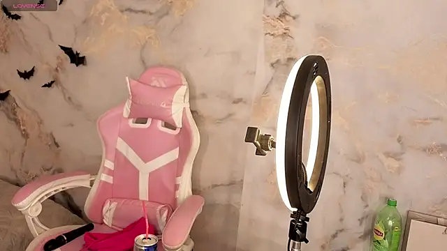 Crystal-Nuts online show from November 1, 2025, 1:23 am