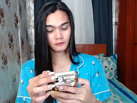 lady in moon online show from October 16, 2025, 6:10 am