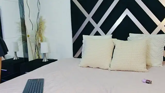 Lily Evaans  online show from September 10, 2025, 11:53 am