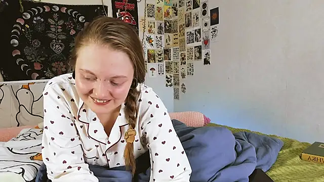 WonderConnie1 online show from September 28, 2025, 2:24 pm