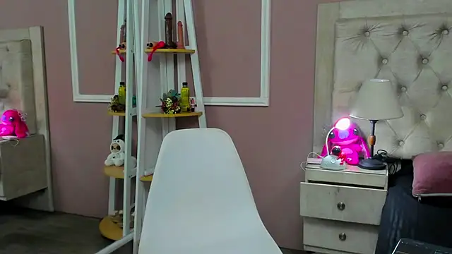 yiyisandoval online show from December 4, 2025, 7:46 pm