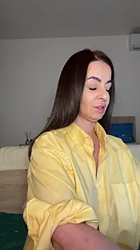 Roxanne Skye online show from October 15, 2025, 6:05 pm