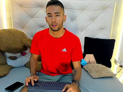 Snapshot of MaicolParker_ chatting on April 8, 2026, 1:23 pm MaicolParker online show from April 8, 2026, 1:23 pm