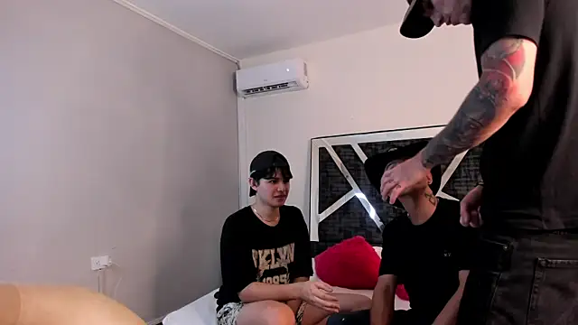 Handsomeboyss19 online show from October 8, 2025, 2:24 am