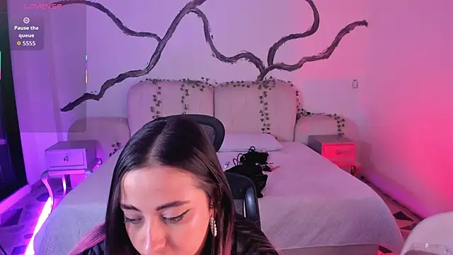 SarahCastro1  online show from September 15, 2025, 4:02 am