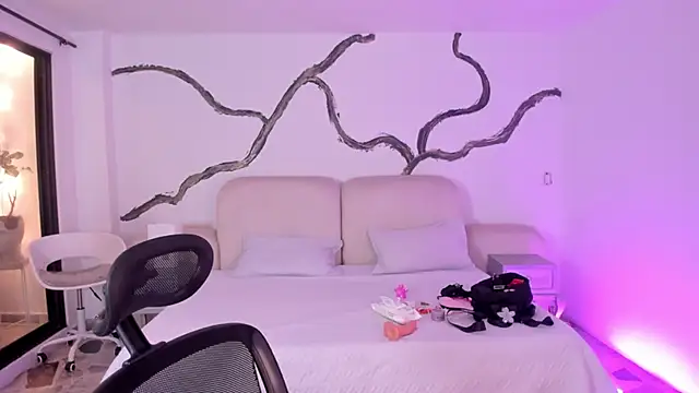 SarahCastro1  online show from September 9, 2025, 4:44 am