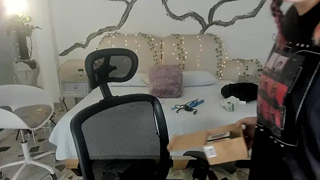 SarahCastro1  online show from November 7, 2025, 4:06 am