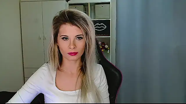 Snapshot of KristineGlow chatting on January 13, 2026, 7:23 am KristineGlow online show from January 13, 2026, 7:23 am