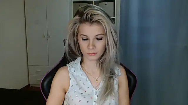 KristineGlow online show from March 11, 2026, 7:13 am