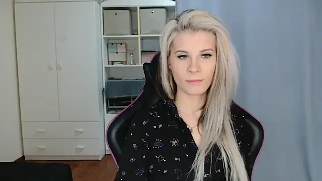 KristineGlow online show from April 20, 2026, 6:16 am