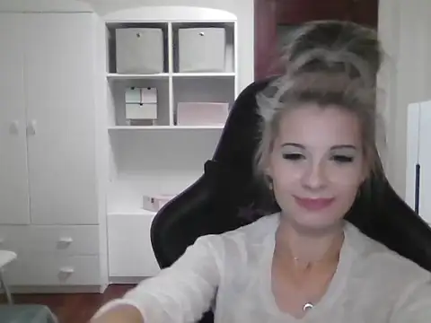 KristineGlow online show from October 10, 2025, 6:20 pm