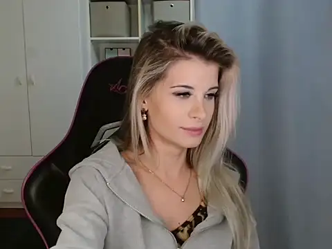 Snapshot of KristineGlow chatting on December 18, 2025, 7:18 pm KristineGlow online show from December 18, 2025, 7:18 pm