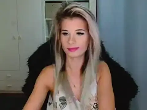 Snapshot of KristineGlow chatting on December 2, 2025, 7:21 am KristineGlow online show from December 2, 2025, 7:21 am