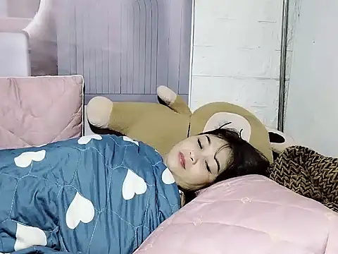 Lyly nuce online show from November 11, 2025, 2:06 am