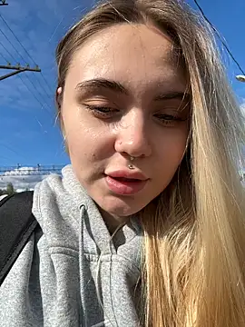 LunaMillie online show from September 14, 2025, 9:09 am