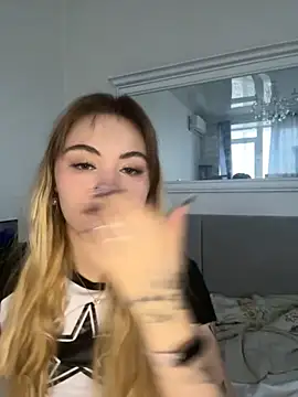 LunaMillie online show from November 26, 2025, 8:58 am