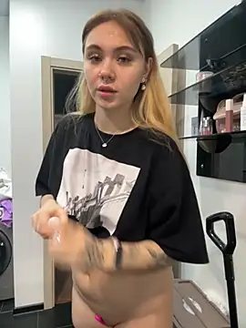 LunaMillie online show from December 2, 2025, 9:44 am