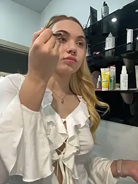 LunaMillie online show from September 19, 2025, 5:00 am