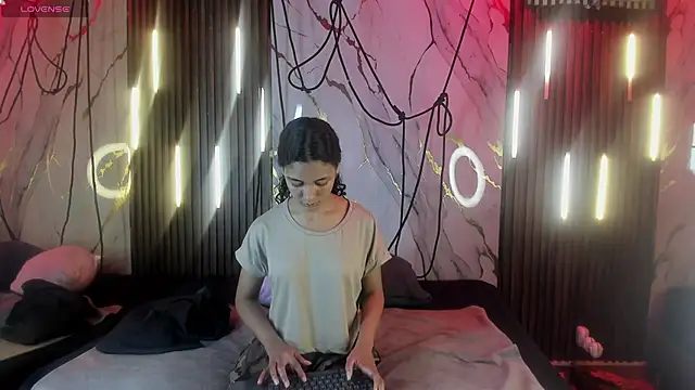 VictoriaDuart online show from November 1, 2025, 8:14 pm