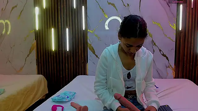 VictoriaDuart online show from December 15, 2025, 8:47 pm