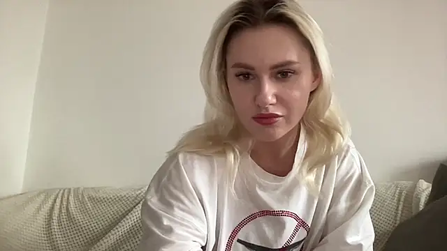 ElaraLuxxxe online show from October 21, 2025, 9:52 am