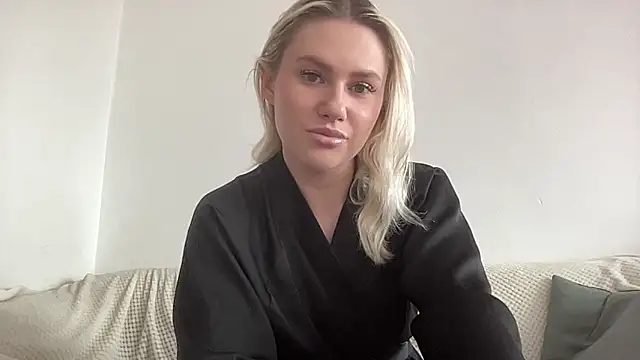 ElaraLuxxxe online show from October 8, 2025, 10:28 am