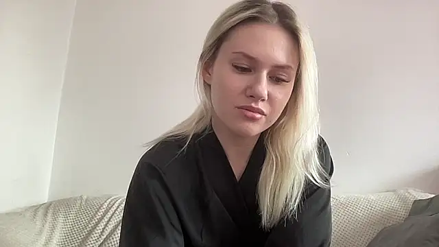 ElaraLuxxxe online show from November 19, 2025, 10:04 am