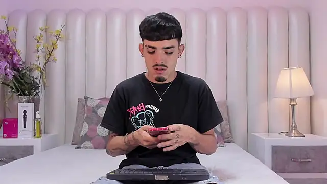 NikoStone  online show from April 22, 2026, 4:41 am