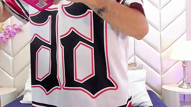 NikoStone  online show from September 19, 2025, 4:05 am