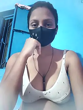 posewith online show from September 8, 2025, 8:08 pm