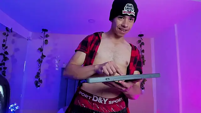 Muscle Scott online show from November 6, 2025, 1:04 pm