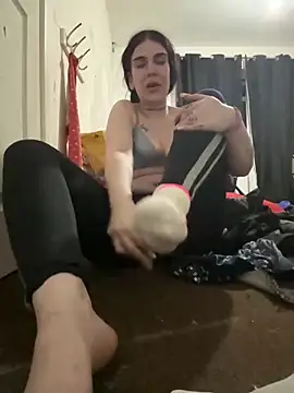 valentinalamont online show from November 13, 2025, 5:28 pm