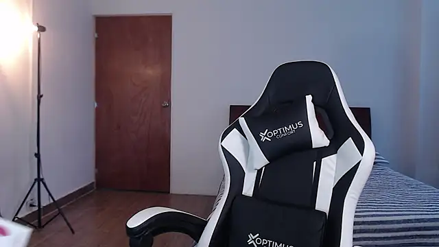 Ellyuwuw online show from October 3, 2025, 10:11 pm