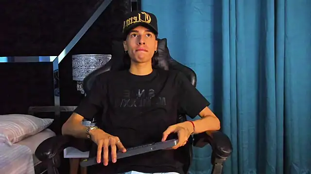 Snapshot of parker_joss1 chatting on September 12, 2025, 2:55 am parker joss1 online show from September 12, 2025, 2:55 am