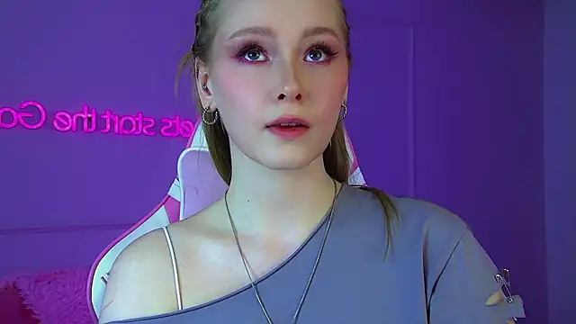 AgataFoxley online show from April 22, 2026, 6:36 pm