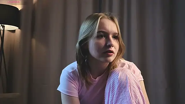 VinnieSerrano online show from October 1, 2025, 1:04 pm