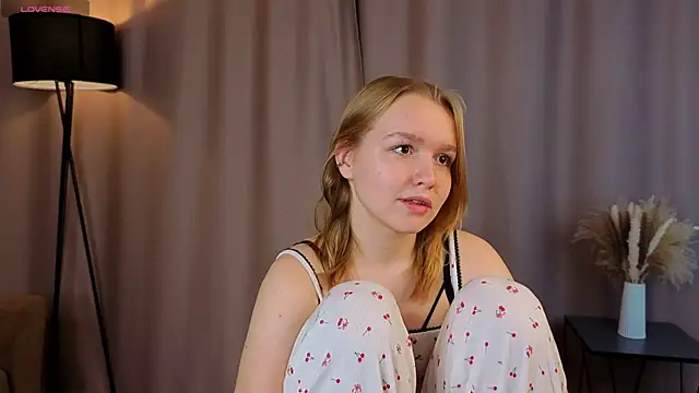 VinnieSerrano online show from October 20, 2025, 2:06 pm