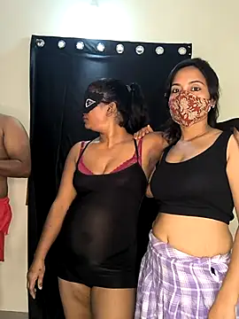 Family02 online show from October 14, 2025, 4:40 pm