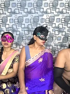 Family02 online show from November 18, 2025, 4:43 pm