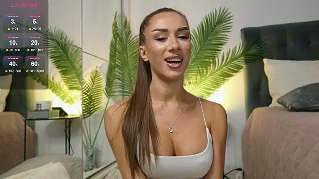 JuliaQuin online show from October 6, 2025, 2:24 am