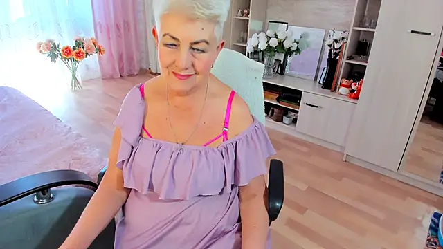 HotandMature online show from June 3, 2026, 8:26 am