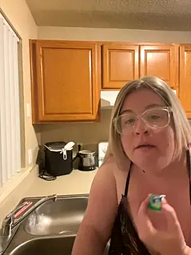 Snapshot of sexymommy1988 chatting on September 19, 2025, 2:48 am sexymommy1988 online show from September 19, 2025, 2:48 am