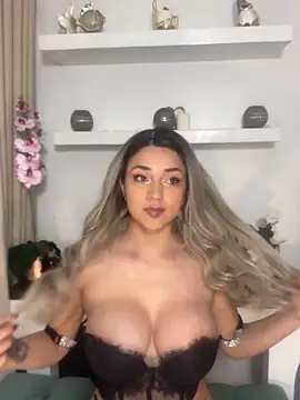 ariazschernitz1 online show from October 14, 2025, 2:45 am