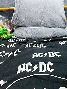 yazinyazin1 online show from December 19, 2025, 5:37 pm