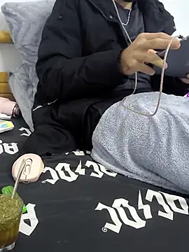 yazinyazin1 online show from December 1, 2025, 1:23 pm