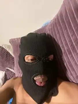 fitsexyman online show from April 5, 2026, 9:32 pm