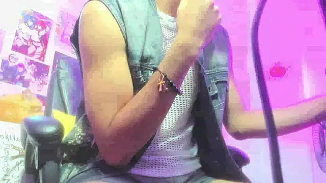 Snapshot of LovexJuxn_ chatting on October 30, 2025, 12:58 pm LovexJuxn online show from October 30, 2025, 12:58 pm